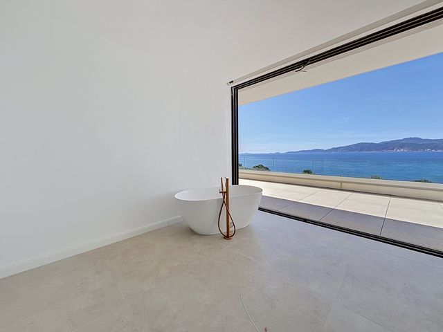Appartement F4 à vendre - 4 pièces - 175.0 m2 - PIETROSELLA - 201 - CORSE - Century 21 Actif Immobilier